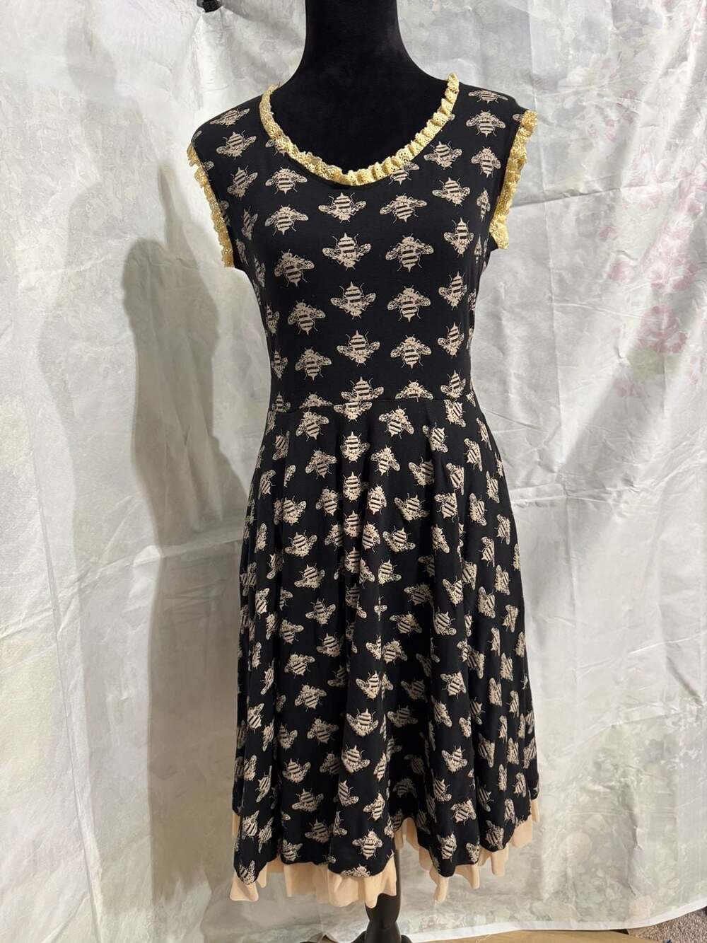 Effie's Heart Bee Print Lace Trim Dress Size M